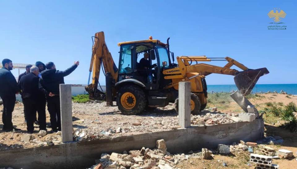مجلس مدينة طرطوس يزيل مخالفات بناء في منطقة الأحلام