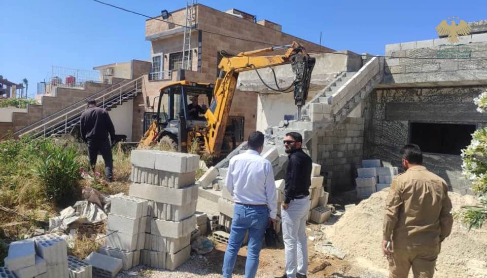 مجلس مدينة طرطوس يزيل مخالفات بناء في منطقة الأحلام