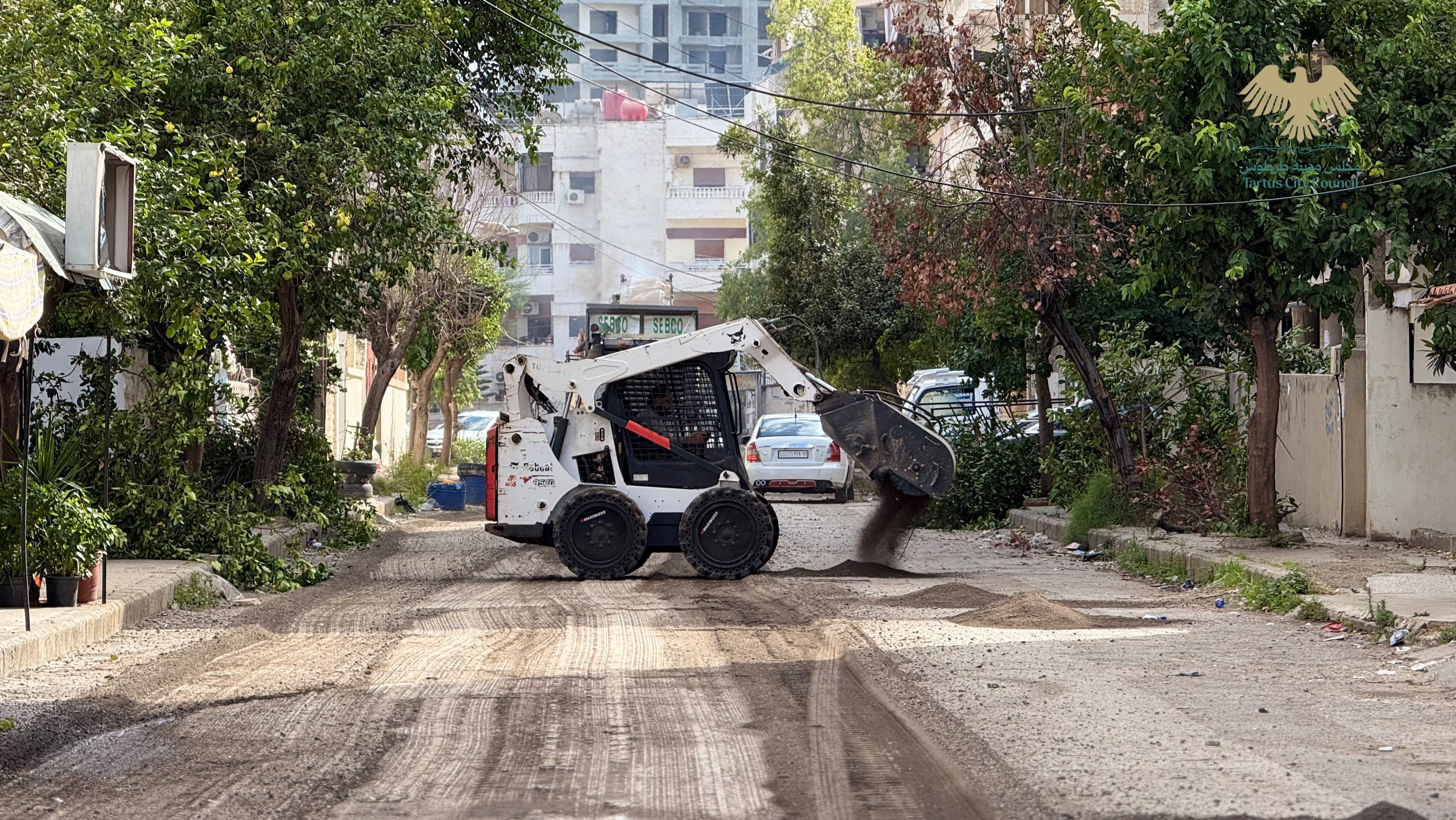 مجلس مدينة طرطوس يواصل أعمال الإكساء الزفتي للطرق المتضررة