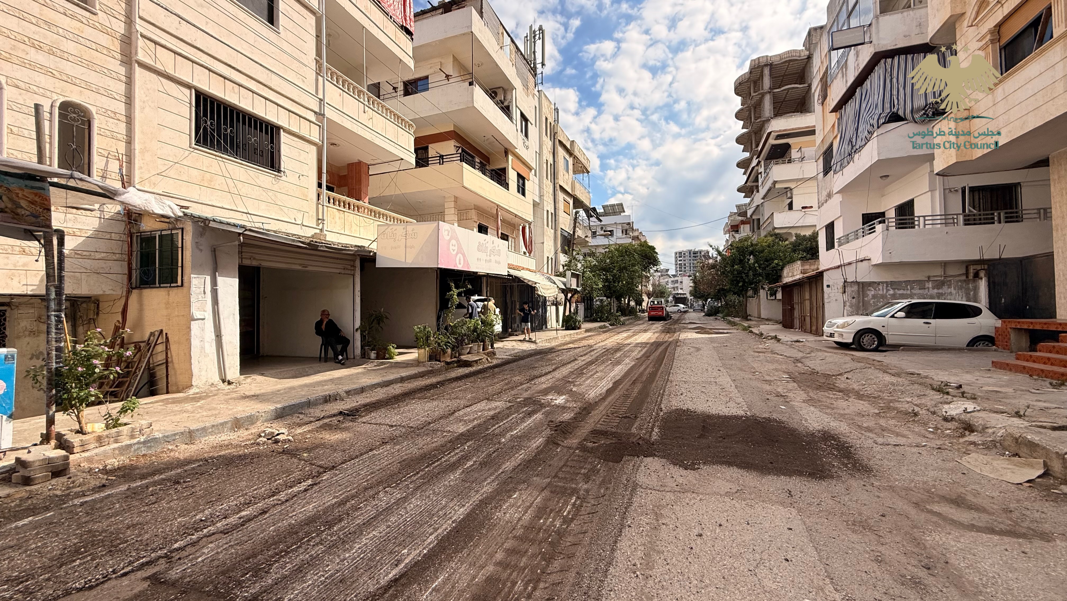 مجلس مدينة طرطوس يواصل أعمال الإكساء الزفتي للطرق المتضررة
