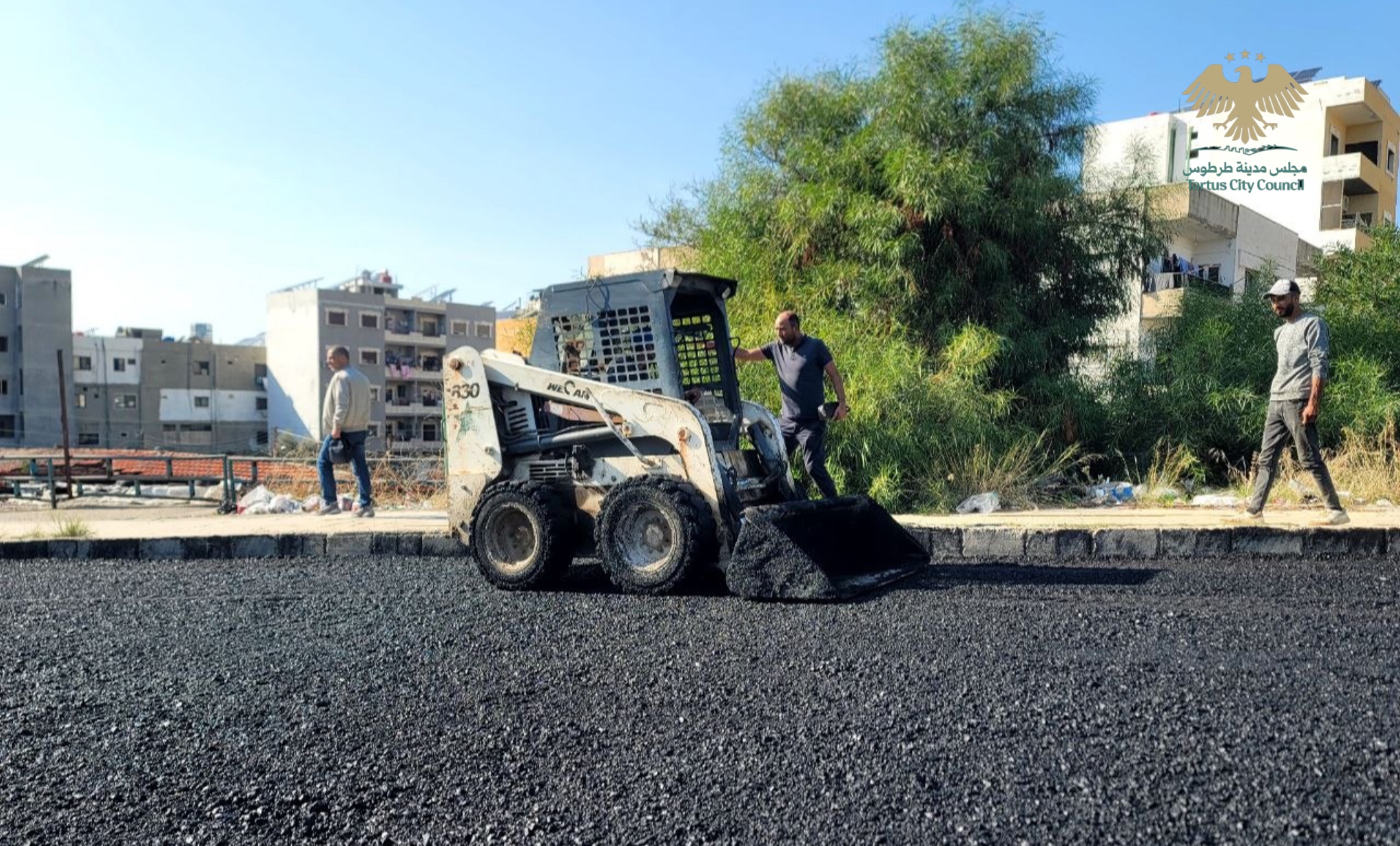 مجلس مدينة طرطوس يواصل صيانة الطرقات ويعالج الهبوط على جسر بسام حمشو